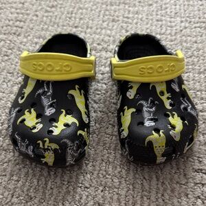 CROCS toddlers' Black and Yellow Dino Print Clogs